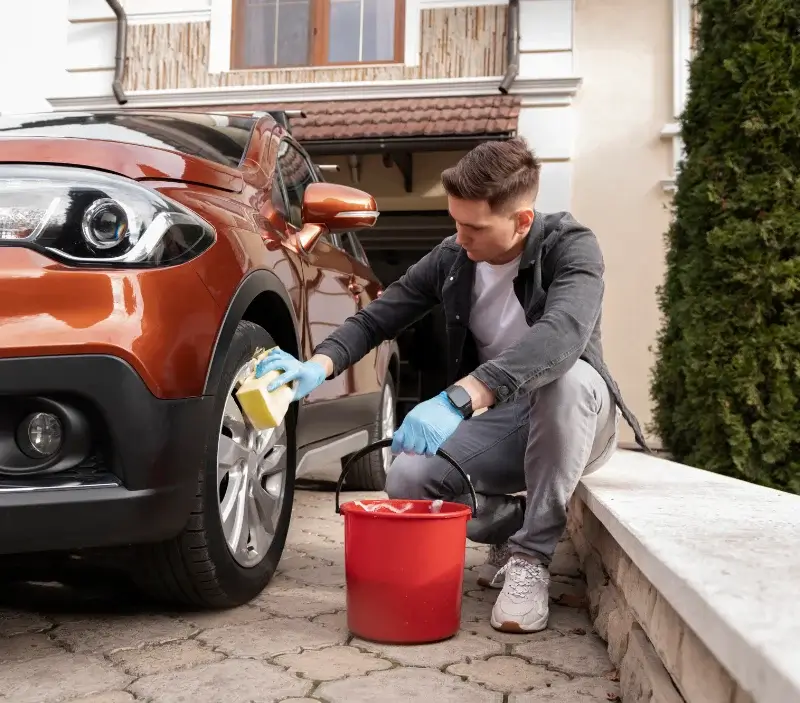 Lavage auto à domicile Saint-Sylvestre : professionnel intervenant sur un véhicule